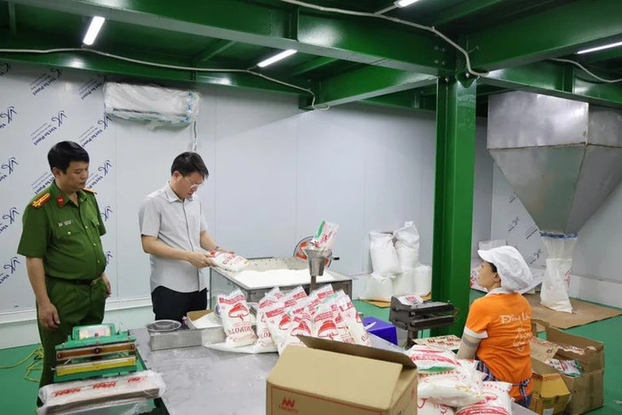 Cơ quan công an kiểm tra sản phẩm. Ảnh: Công an Phú Thọ. 