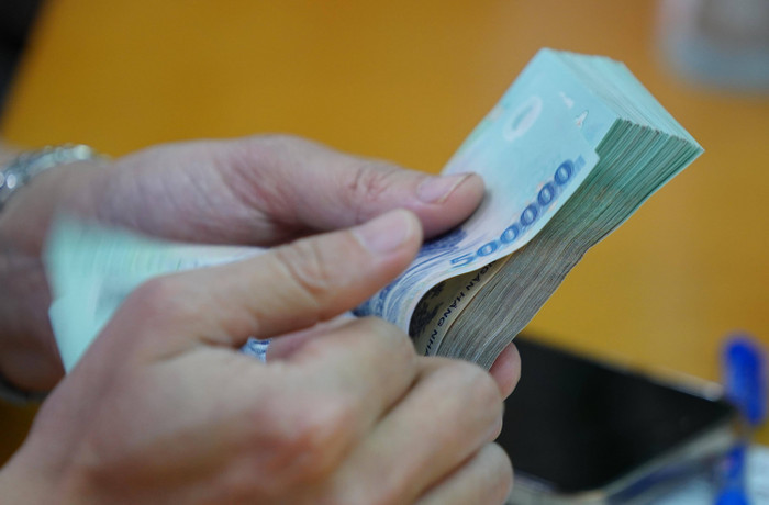 Tin tức nhiều tờ tiền rơi 'từ trên trời xuống' nhận được nhiều sự quan tâm. Ảnh minh hoạ