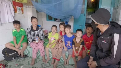 Cặp vợ chồng có 9 đứa con hàng ngày ăn cơm với mắm khiến bao người xót xa