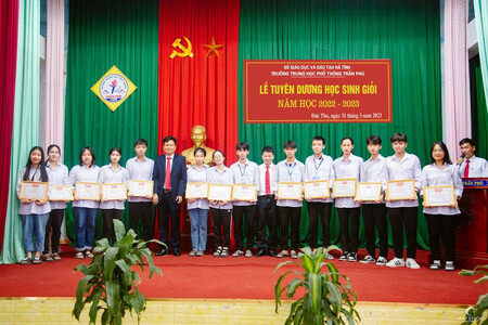 Hà Tĩnh: Trường THPT Trần Phú tổ chức Lễ tuyên dương học sinh giỏi năm học 2022 -2023