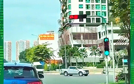 Công an truy tìm ô tô Audi 'đi đến đâu đèn xanh bật đến đó'