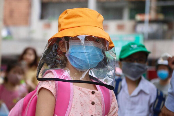 Hàng trăm học sinh phải cách ly tại nhà vì Hiệu trưởng đi cùng chuyến bay với ca nhiễm Covid- 19