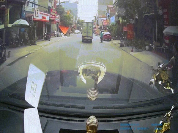 Clip: Thót tim xe máy đánh võng, suýt va chạm xe buýt ngược chiều