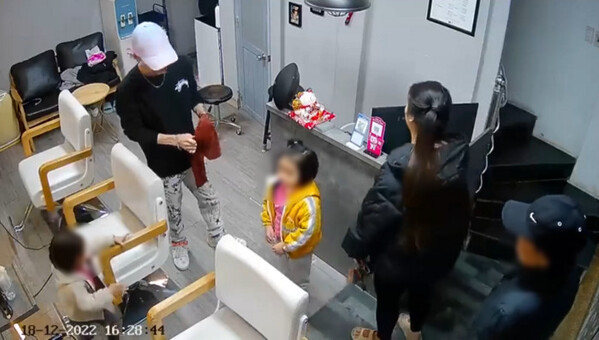 Bà lôi cả con lẫn cháu ra tiệm tóc vì 'cắt 3 sợi tóc' hết 150 nghìn và cái kết không thể ngượng hơn